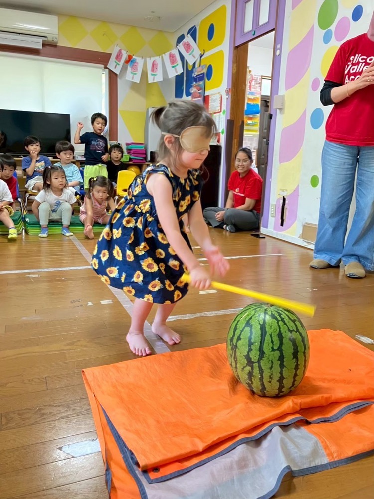 スイカ割りなど日本の夏の行事を楽しむ多国籍の園児たち(国際色豊かなSVA)