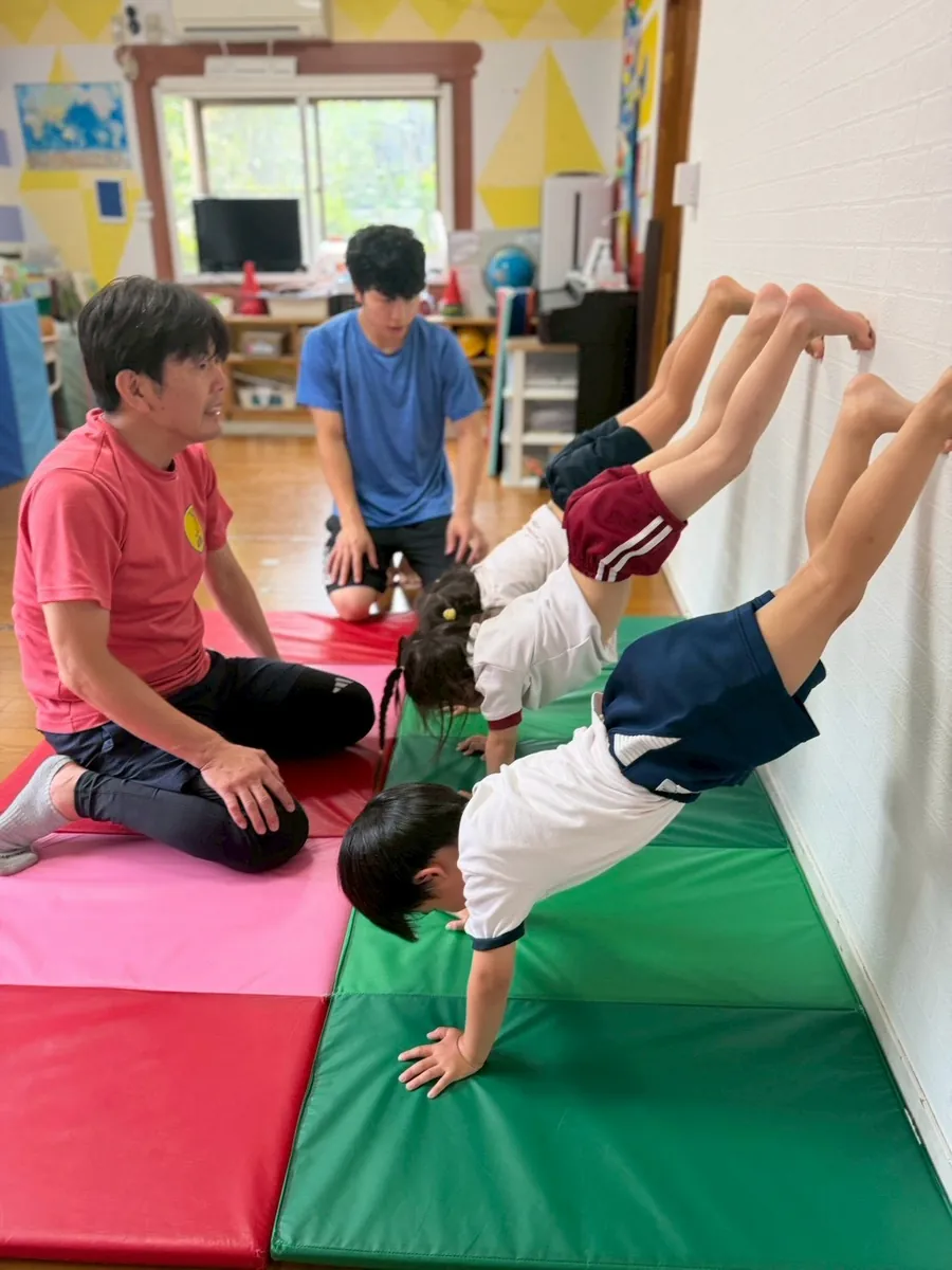 目黒区八雲のバイリンガル保育園SVAで先生と一緒に学ぶ園児